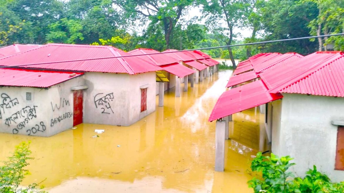 গোমতীর পানি বাঁধ ছুঁই ছুঁই; পানিবন্দি ২ হাজার পরিবার