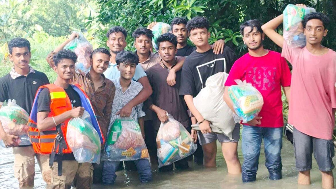 ভাই আমাকে এক প্যাকেট খাবার দেন ভাই! চাটখিলে বন্যার্তদের মাঝে ত্রাণ বিতরণ: খাবারের জন্য হাহাকার