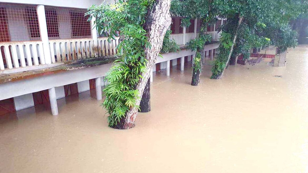 কুমিল্লায় গোমতী নদীর পানি ডেঞ্জার লেভেল অতিক্রম; পানিবন্দী লক্ষাধিক মানুষ