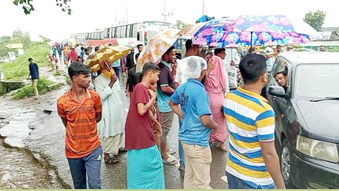 টাঙ্গাইলে ইঞ্জিনিয়ারিং কলেজের শিক্ষার্থীদের মহাসড়ক অবরোধ